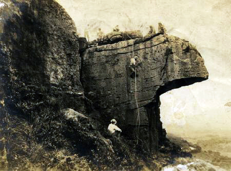 中正山，原名彌陀山，別名十八份山或大竿林山