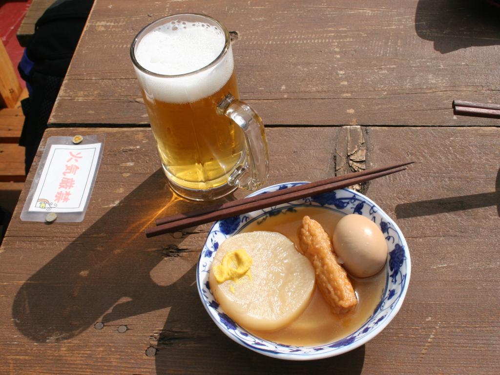 下山途中於凅択山屋來個生啤酒+黑輪 ^^