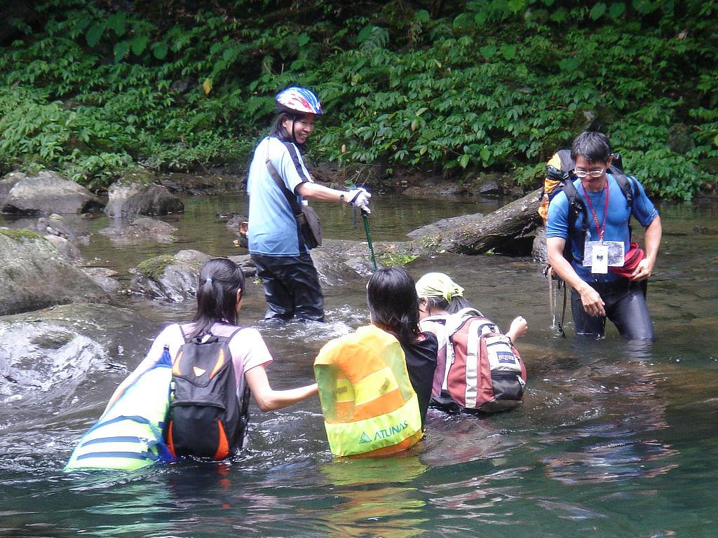 繼續出發, 橫渡急流.