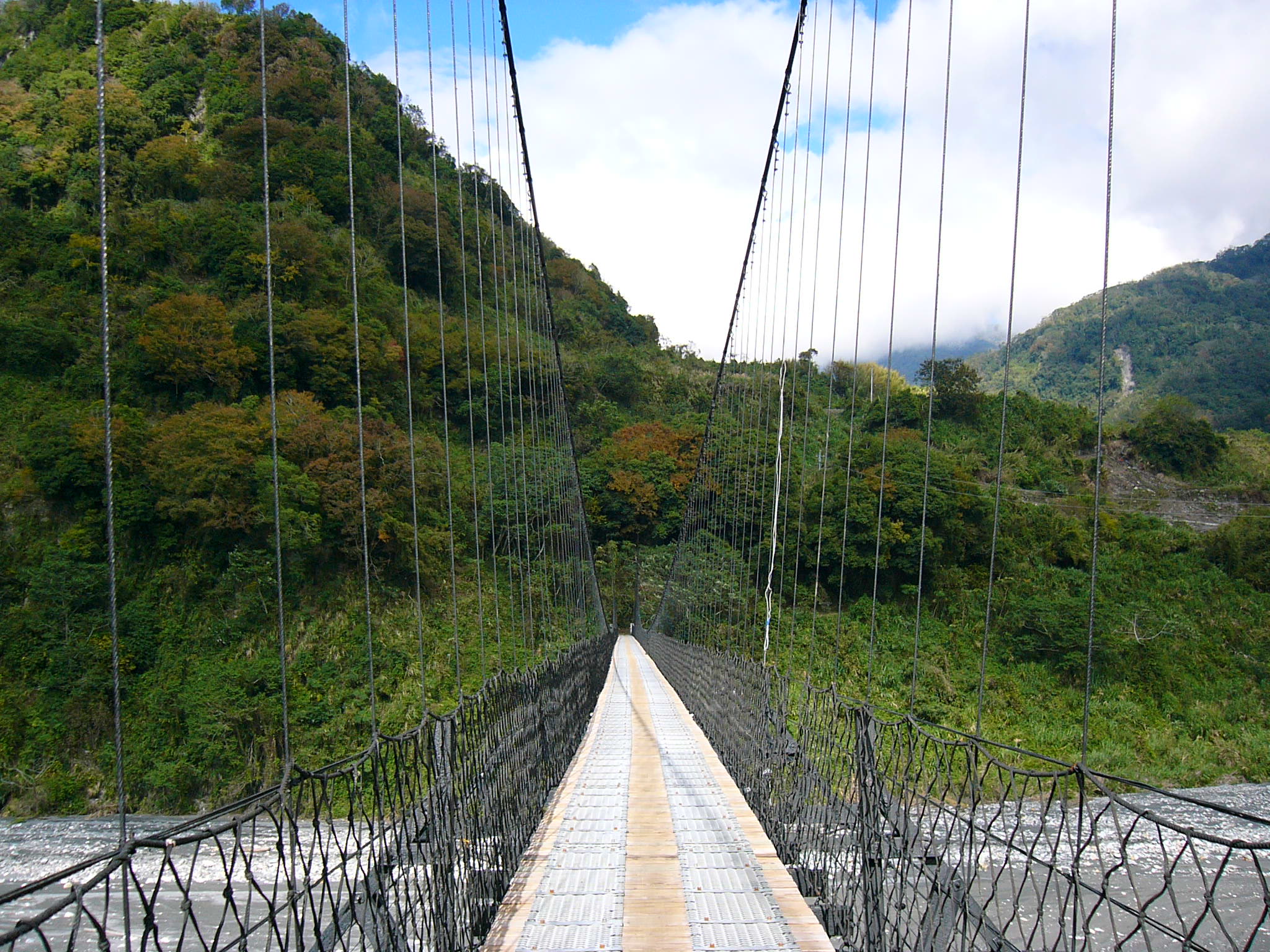過了陶塞吊橋就是竹村