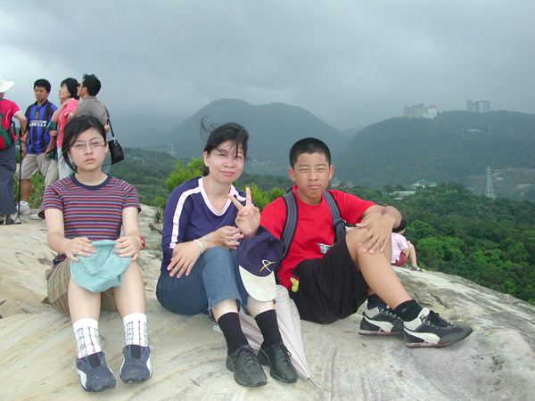雅玲與兒子女兒.