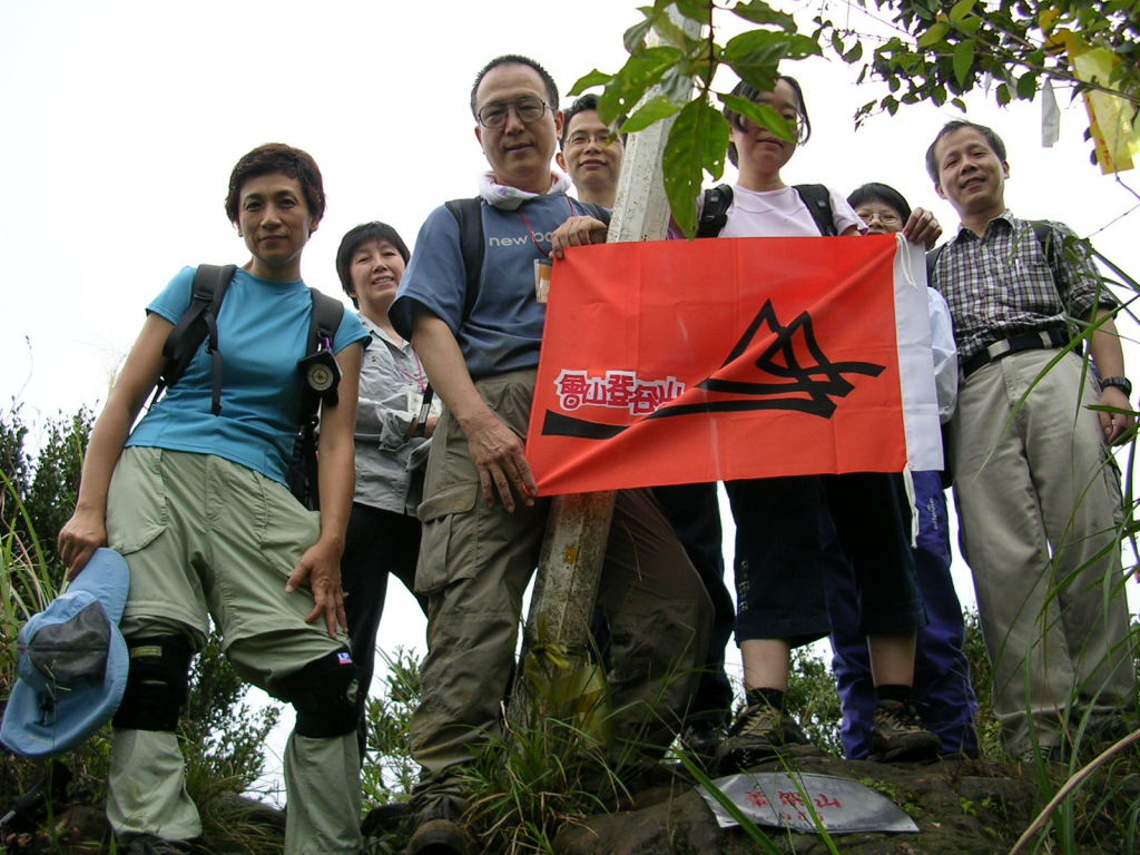 585M 山峰才有立牌，主峰應在此
