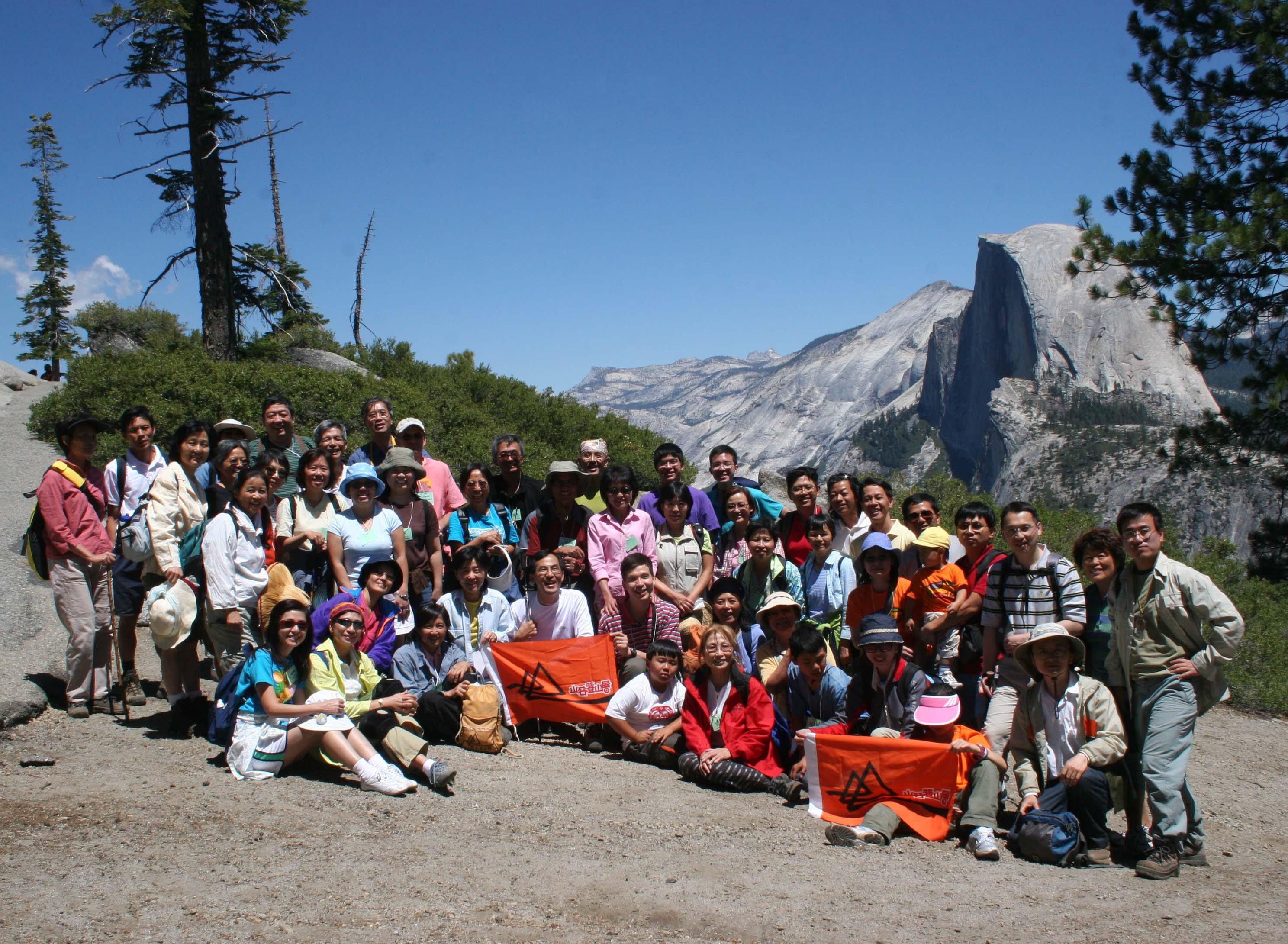 8/1 (Day5): 中午 @Glacier Point 與其他搭車前來的夥伴會合拍照. 背景為赫赫有名的Half-Dome, 是Yosemite 地標