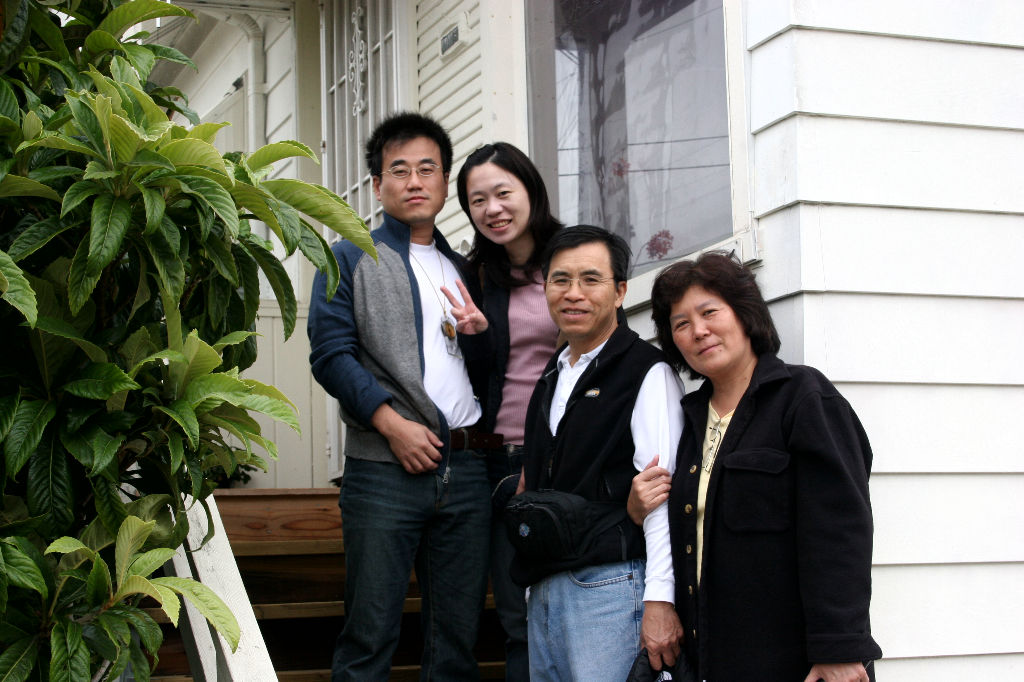 7/29 (Day2): 接受張德川學長, 李娜學姊夫婦盛情款待二日後, 於
宅前合照