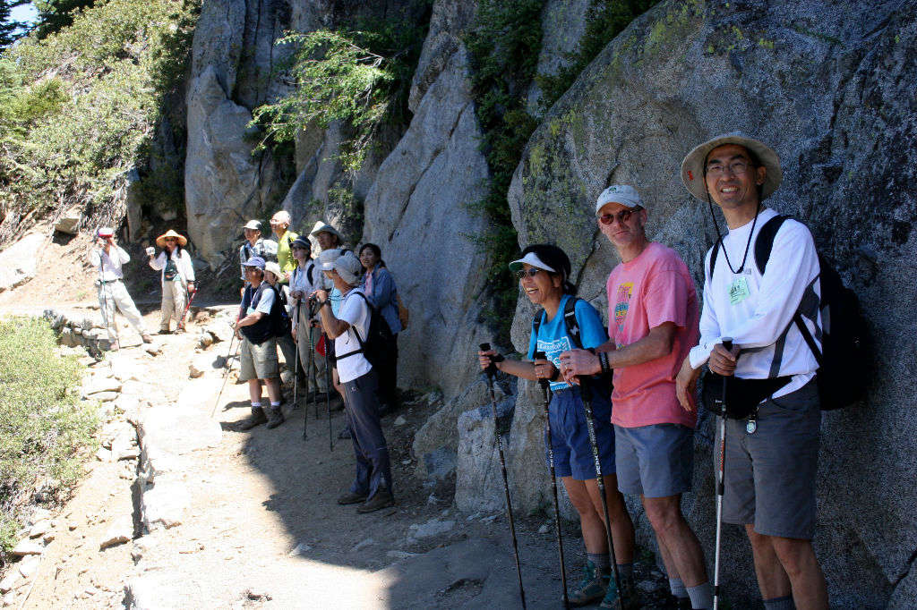 8/1 (Day5): "4 Mile Trail" 下山途中, 領隊舒孝潭夥伴談笑風生