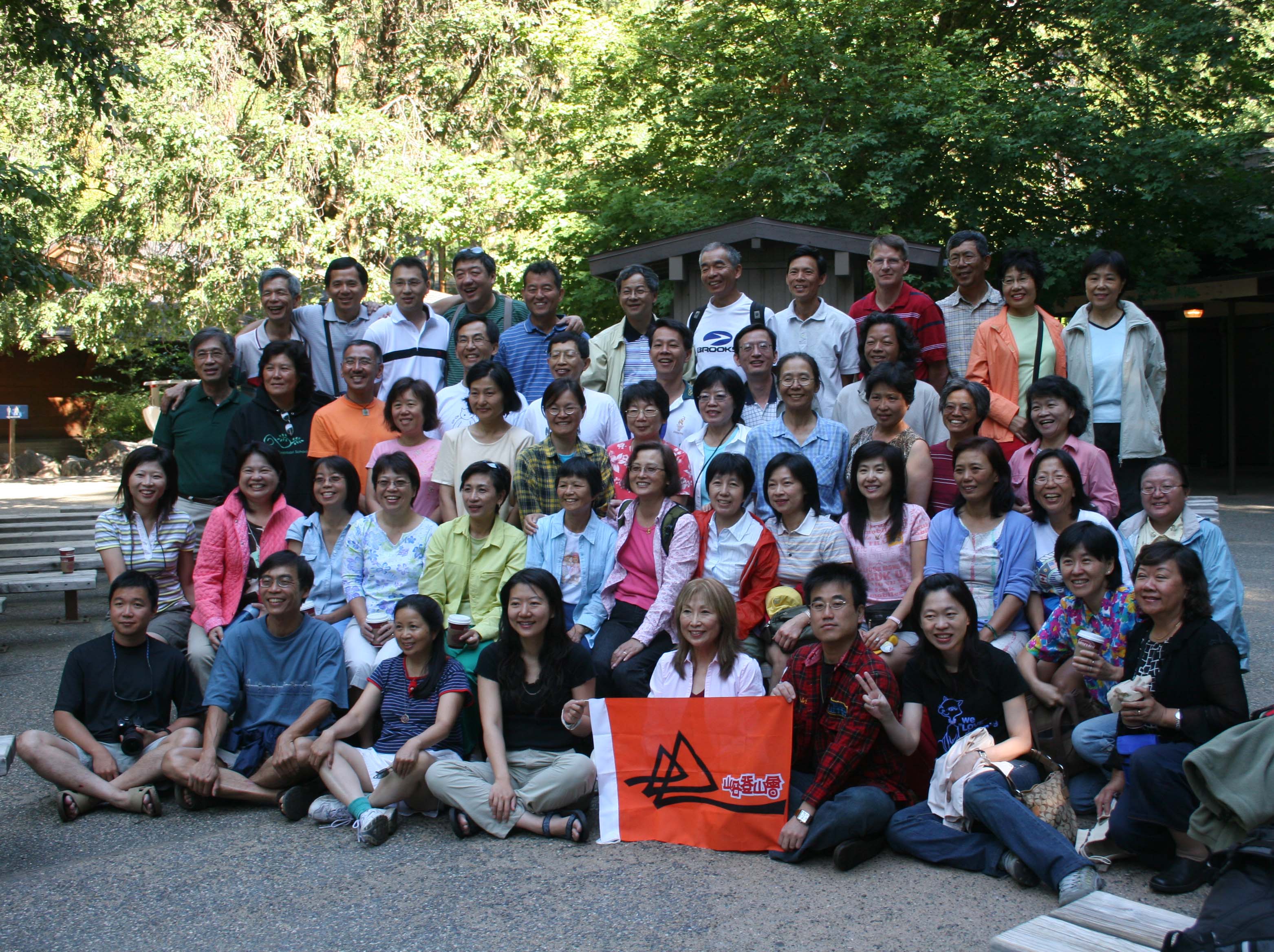 8/3 (Day7): 上午於Yosemite Lodge 廣場留下Reunion合影.