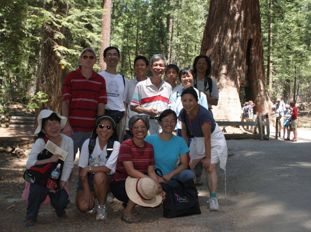 8/3 (Day7): 第二個十年於瑪莉波莎森林合影, 後頭的大樹是有名的 California Tunnel Tree.