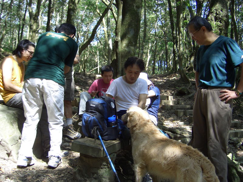 10:34 東眼山分叉點，Momo說：把違禁品--"私糧"，通通交出來！
