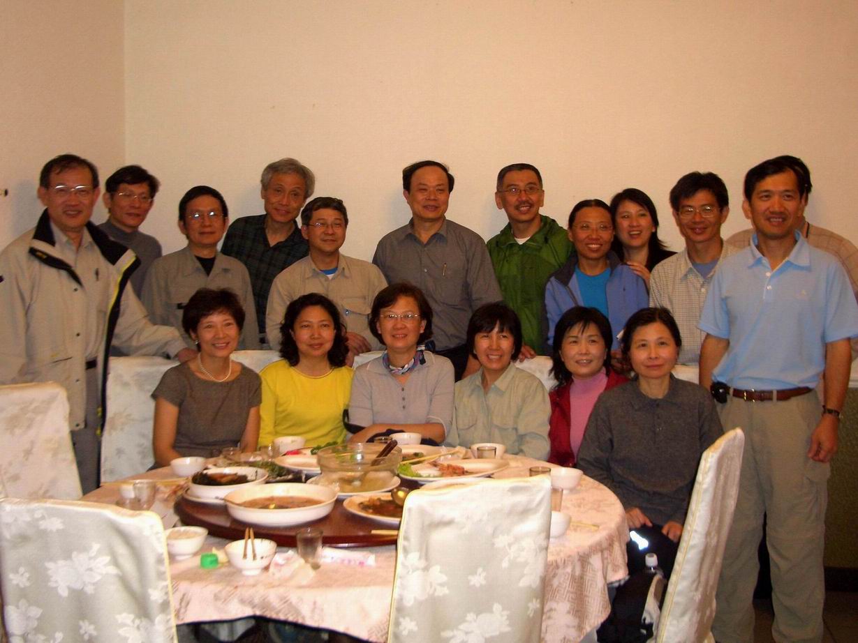 與俊民學長草屯餐敘(可惜席開八桌的場面沒照到)
而廖寶的太陽餅和鳳梨酥雖未照相存證,但真真真好吃!