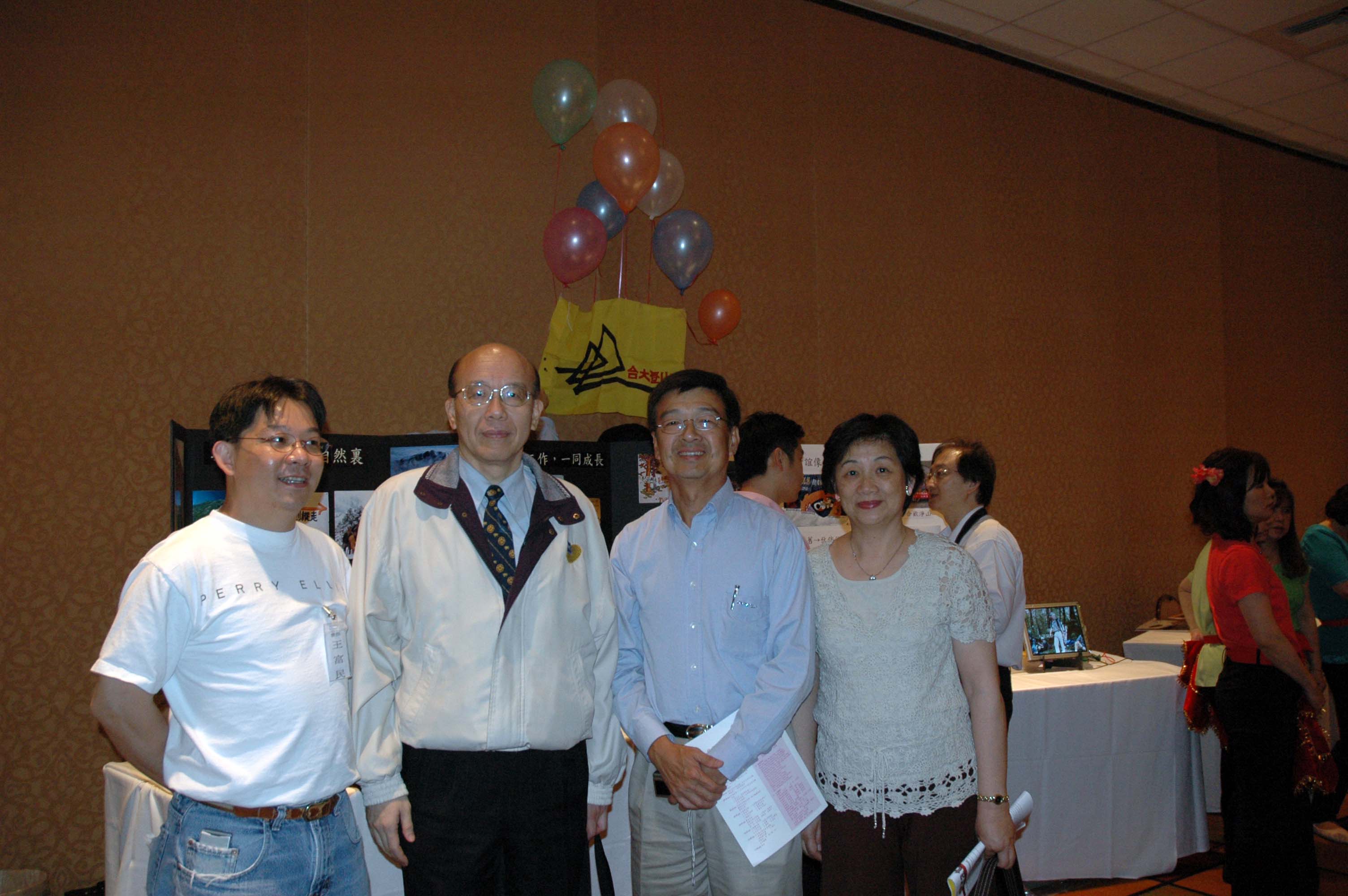 左起: 北加州校友會會長王富民，台大校長李嗣涔，59鄭經詳伙伴夫婦