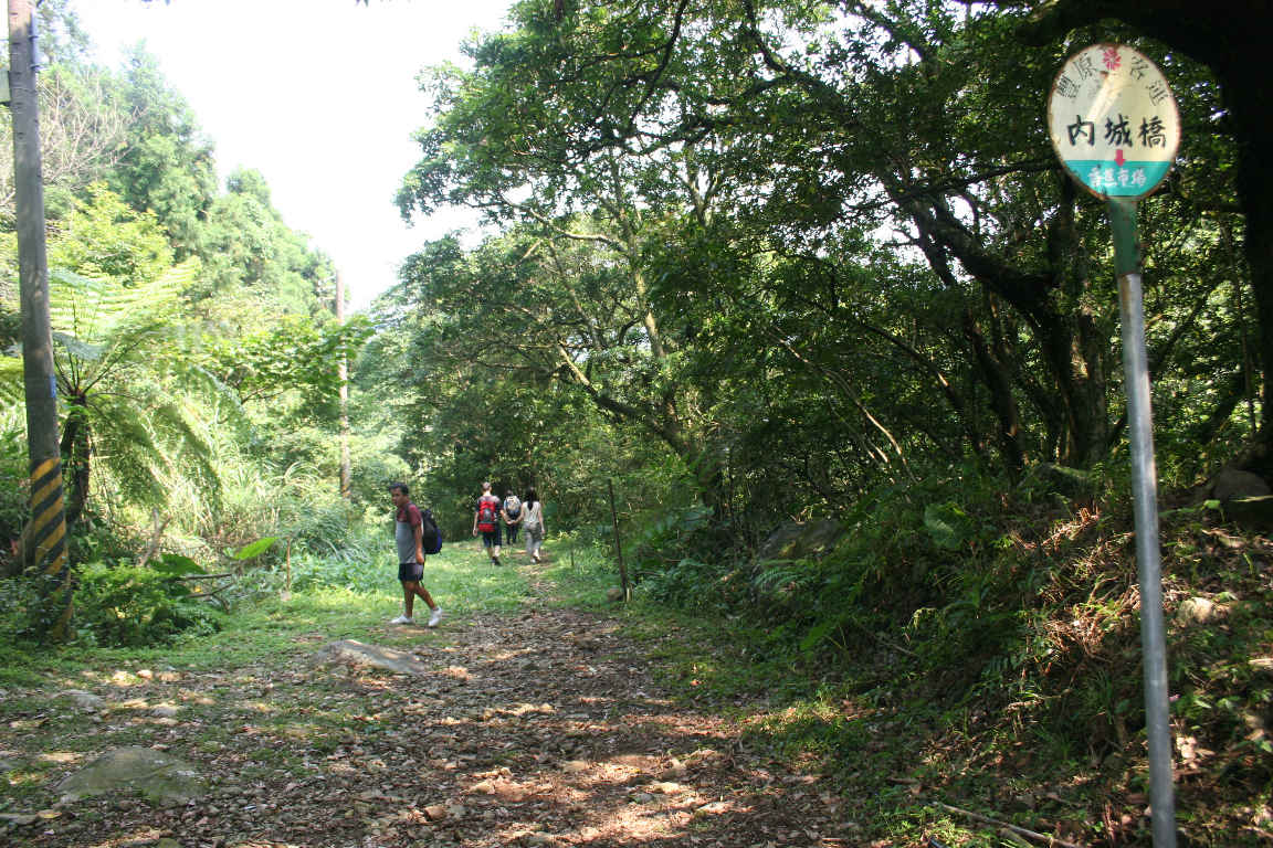 瑞泉古道下來, 接到一廢棄民宅, 好笑的是居然有"豐原客運"的站牌.