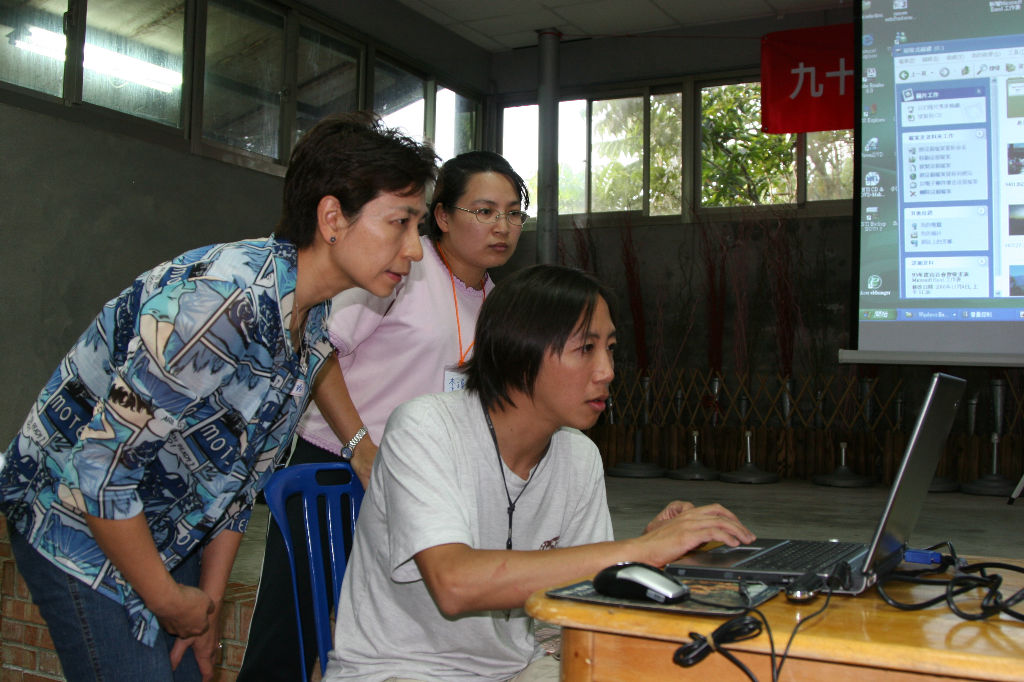 勞苦功高的現任國會三長: 左起 聯絡組長6:0 學姊, 行政組長李瓊妮, 活動組長張宇竣