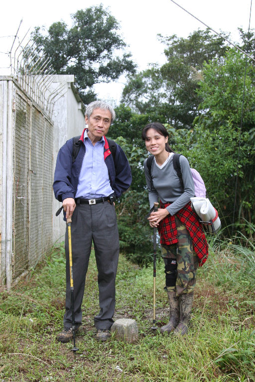 慶復學長 + 雪其 父女檔直潭山頂合照