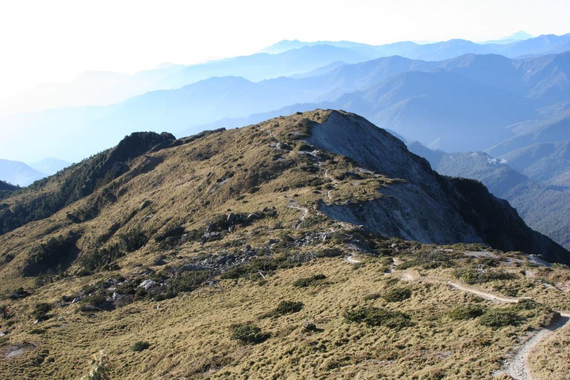 回頭拍向陽山大崩壁(在山路右側下方)
