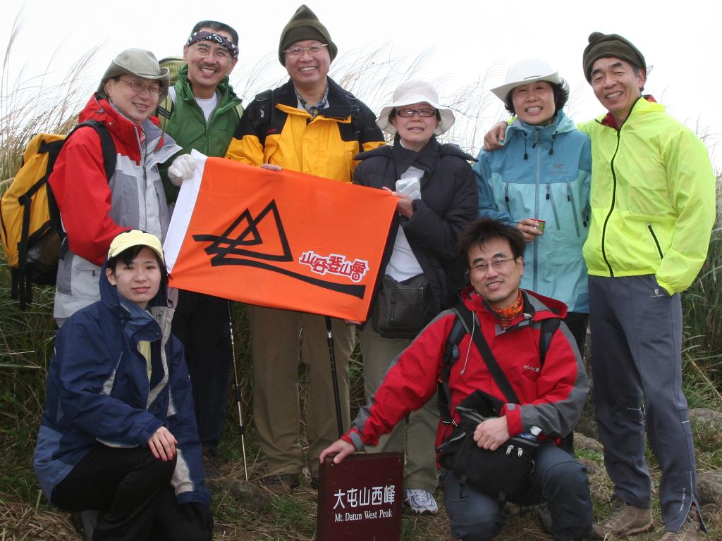 全隊合照 @大屯西峰 (PM12:01)