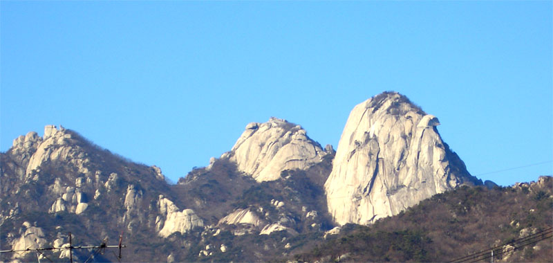 北漢山之於首爾, 就如七星山之於台北. 中間是最高的北漢山, 為一岩峰, 海拔836m.