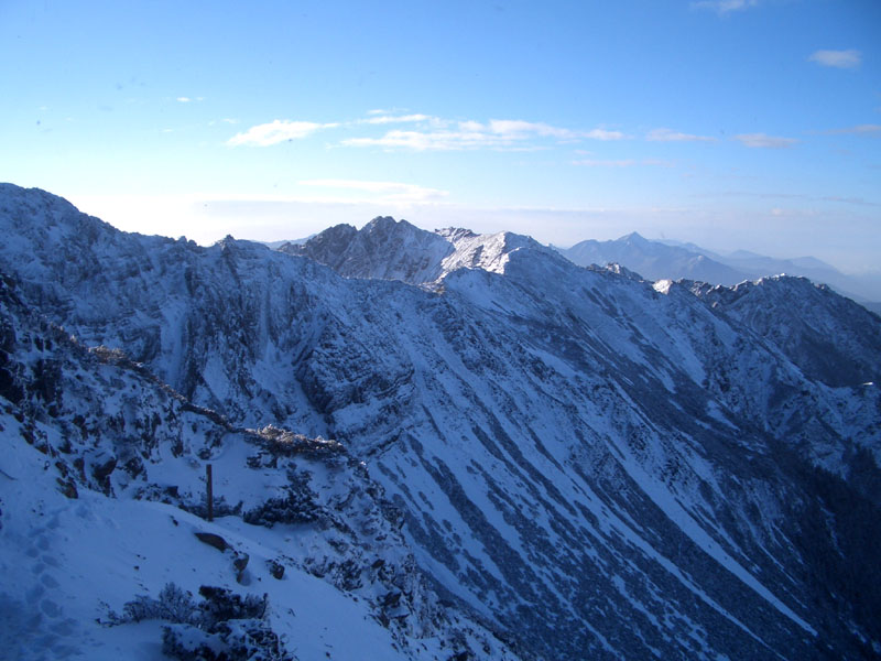 玉山雪景, 中間偏左是玉山南峰. 背景的尖峰是中央山脈南一段的關山, 也覆雪了.