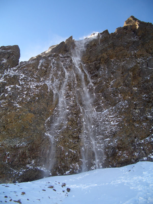 玉山北壁一號溝底有雪瀑, 是強風颳雪所形成的.