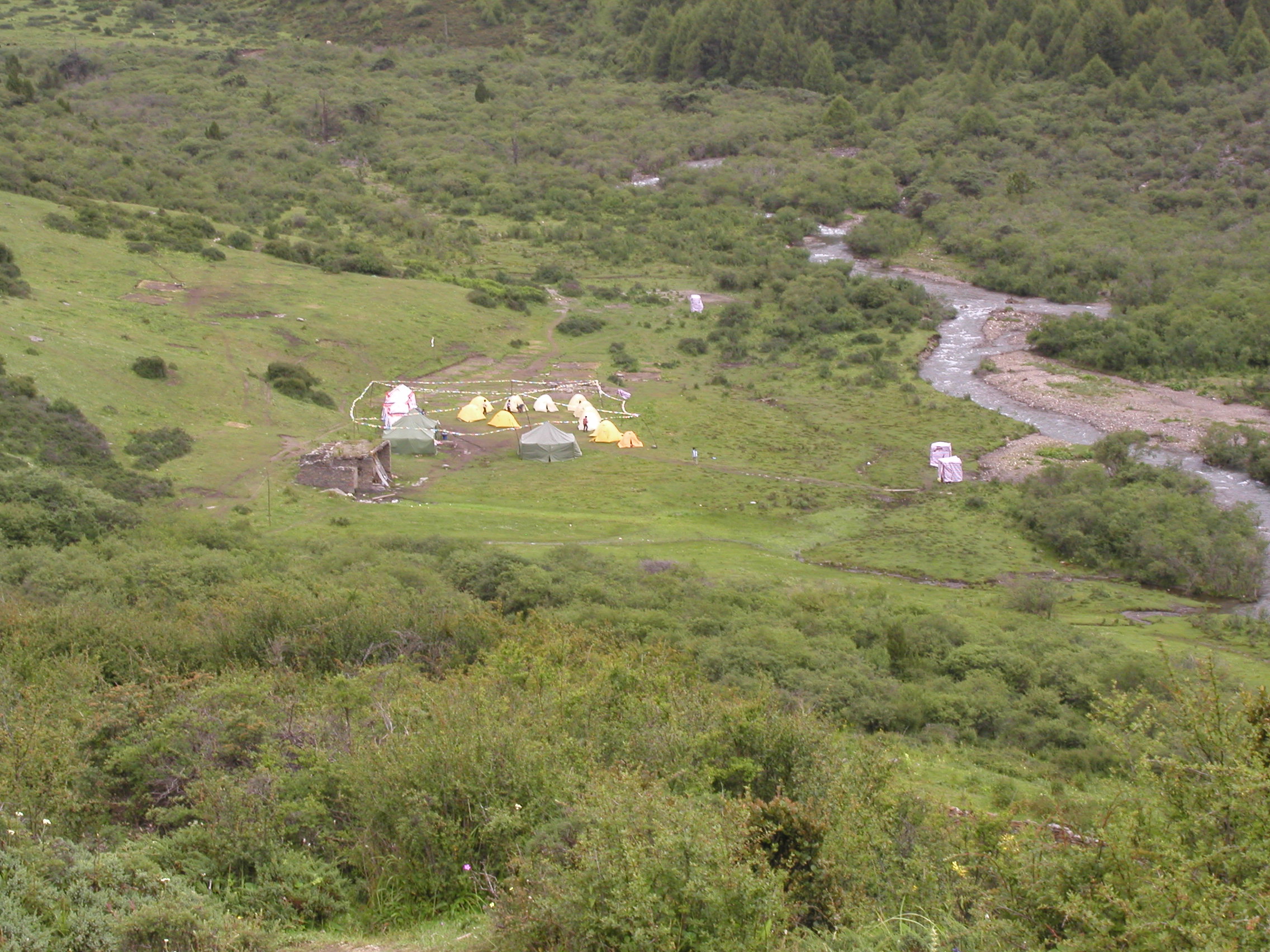 河邊帳篷