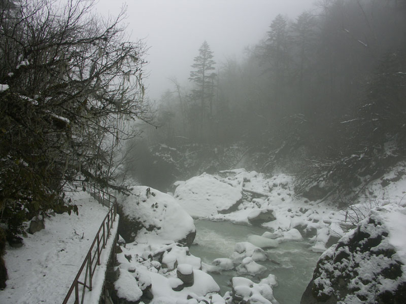 冰川河畔小徑覆滿積雪