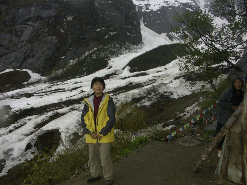 攝於半山峭壁的蓮花生修行洞前,後下方為走過的雪地
