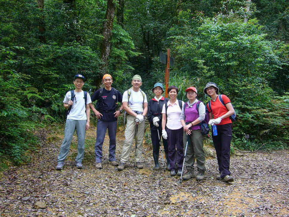 11:50/木屋遺址，過了水源地，準備爬"樹根路"前合照