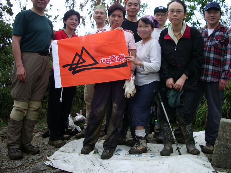 為了證明我也上了山頂..只是委屈明聰學長了:)!