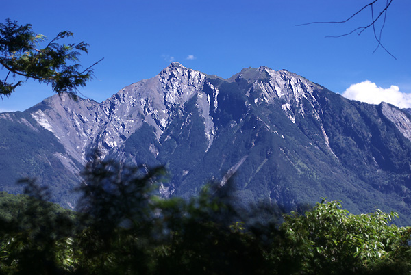 岩面閃著光芒的中央尖山