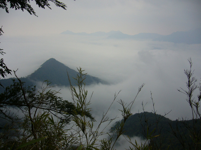 從無明東稜回望椎巴宇山, 山容俊秀.