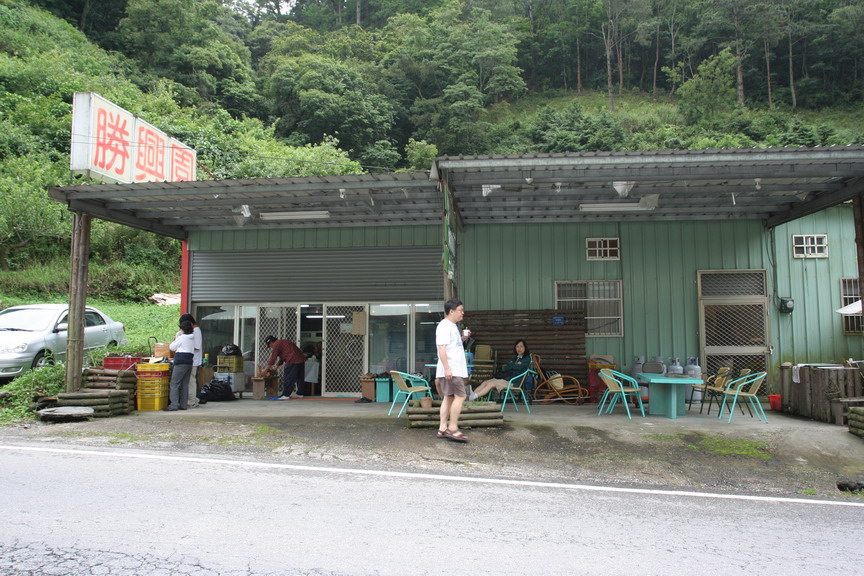 勝興園民宿, 雖然是鐵皮屋, 但是房間清爽, 主人招待親切