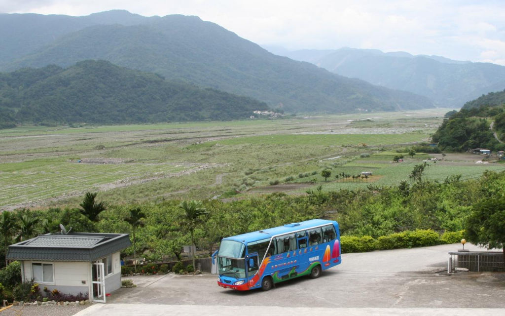 第一天上午11:00, 遊覽車初抵英仕山莊, 背景是蘭陽溪上游遼闊的溪谷