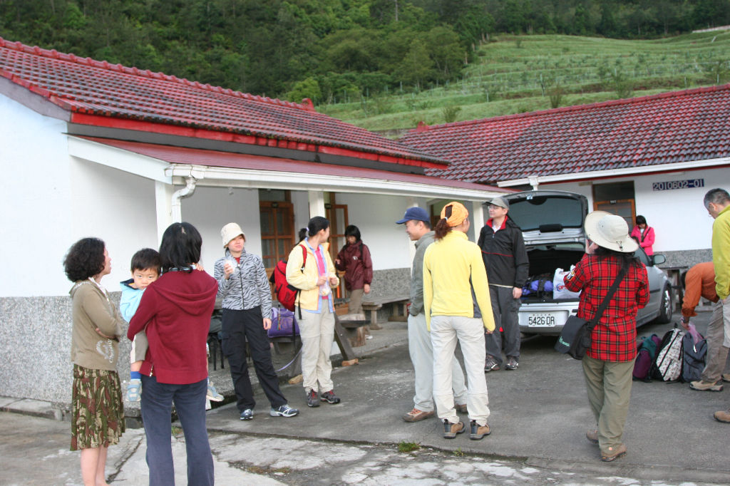 第2天早晨5:00集合_準備往雪山東峰, 於第五營區前