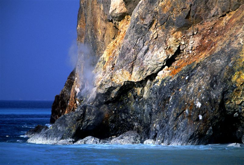 龜山八景之一「龜島磺煙」。