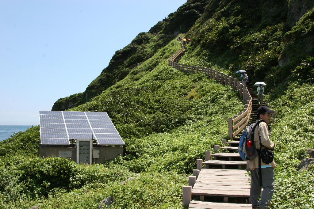 步道與太陽能山屋