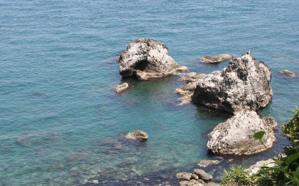 海邊礁石1