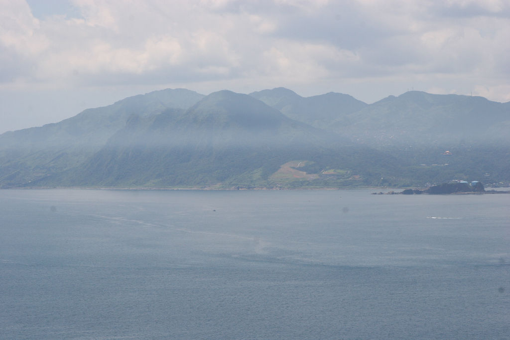遠眺對岸基隆山, 好似壟罩在一層霧中.
