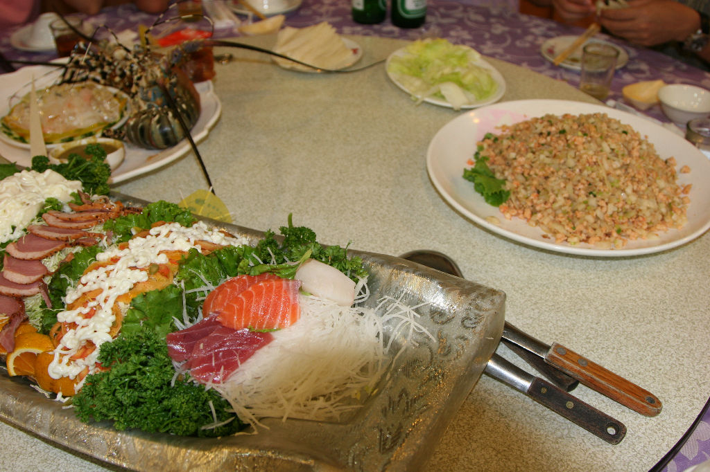 午餐豐盛的菜 (龍蝦, 生魚片, 蝦鬆..)