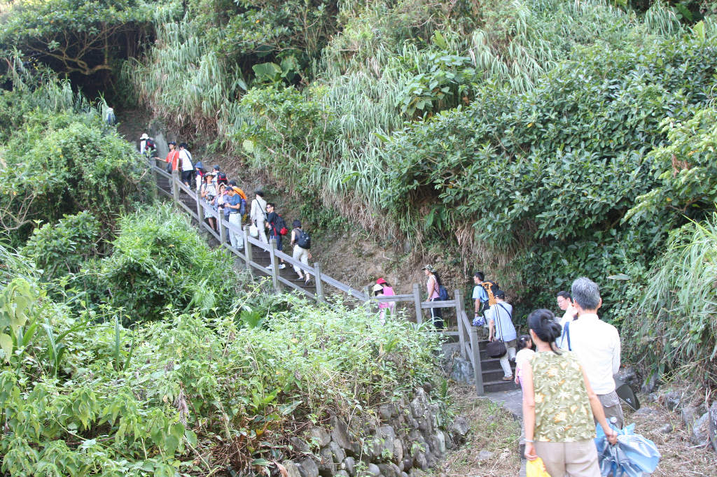 開始爬山嘍! 沿路都是階梯