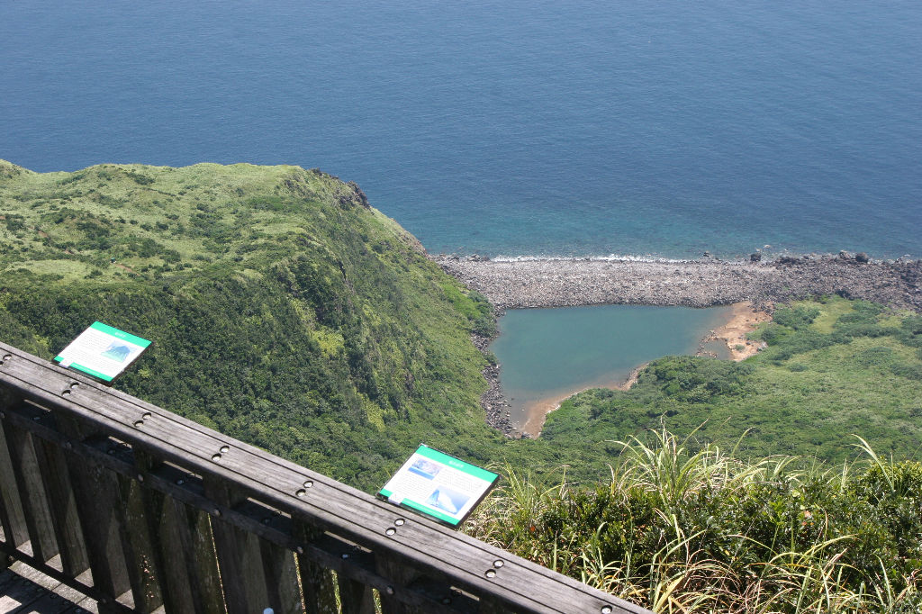 呈三角形的龜首湖