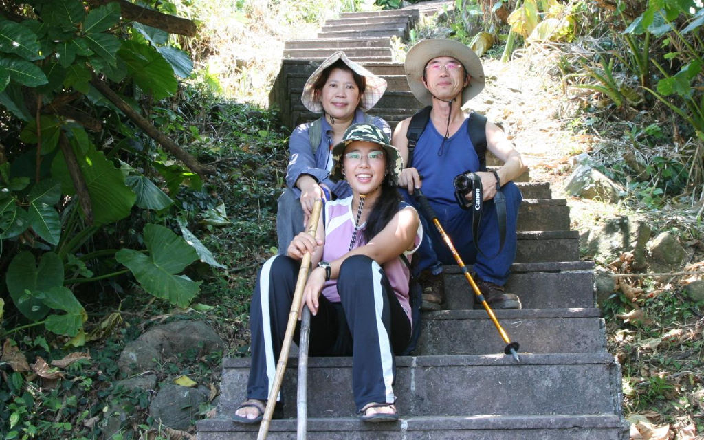 小不點全家合照!  父母也很會爬山!