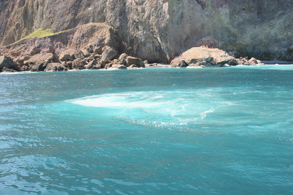 海底溫泉湧上海面