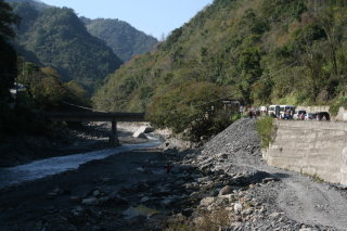 停車檢查入山證件，溪谷優美，有天然溫泉水池在路邊