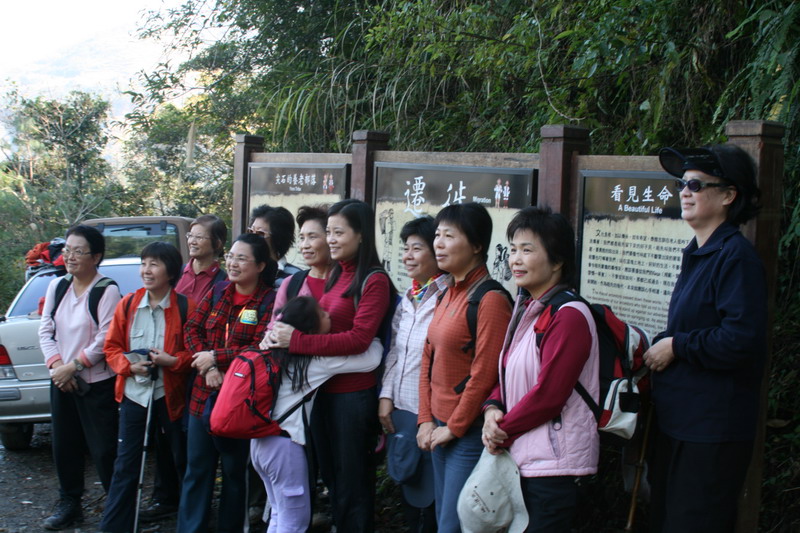 開步走前，先來張美女照囉（怎可輸給壯男）