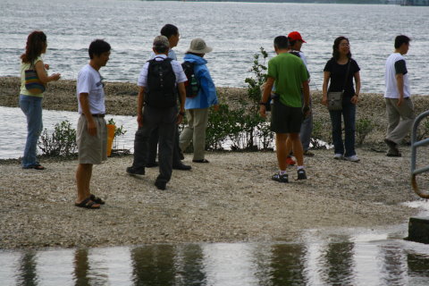 走在蚵貝殼島上