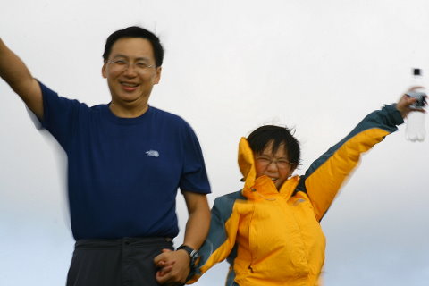 海風這麼大，爹地拉得緊，可別讓這個愛說笑話的小孩，像小美一般，變成風箏飛走了。（聽不懂這個笑話的人，得多參加這隊笑話團）