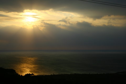 下山後，在廟宇看夕陽
