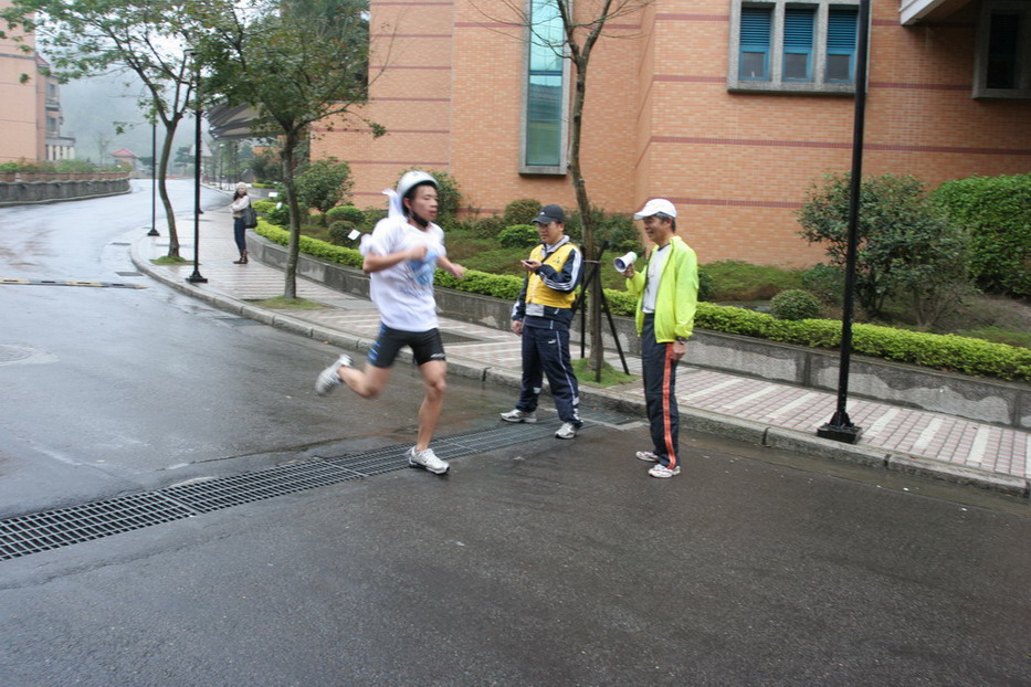 C組競爭真激烈，小選手連頭盔都沒摘下，就繼續一路奮力跑到終點