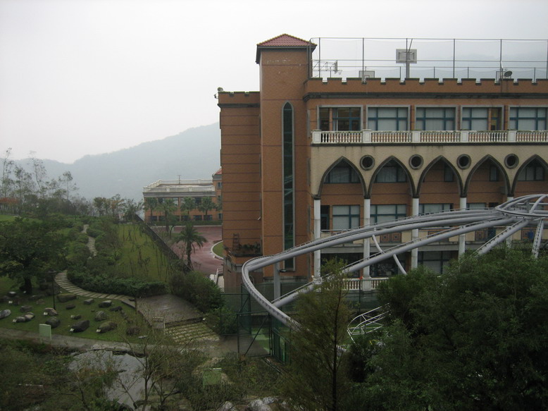 1. 依山而建環境優美的康橋中小學