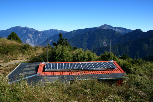 避難山屋頂望群峰