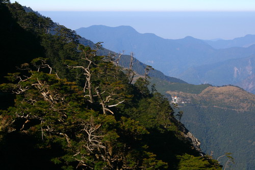 遠望龜字形的天池中心，可得鎮得住，忽然轟隆聲大響，大崩山正在發生